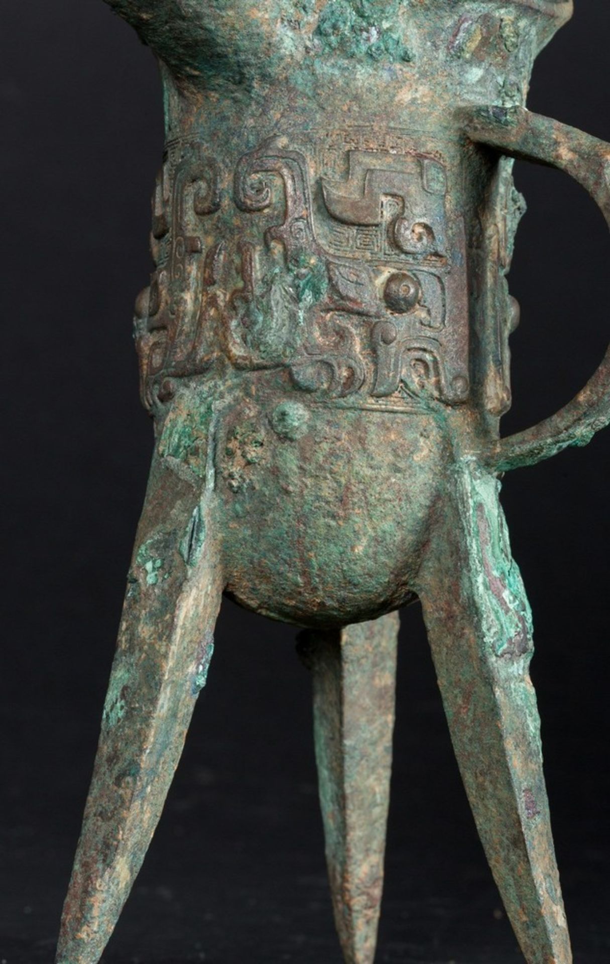 Arte Cinese A bronze tripod ritual wine vessel Jue China, Shang dynasty, or later . - Image 8 of 8