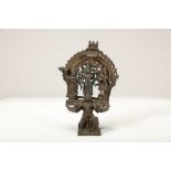 Arte Indiana A bronze altar devoted to Lord Vishnu Southern India, Tamil Nadu, 17th century .