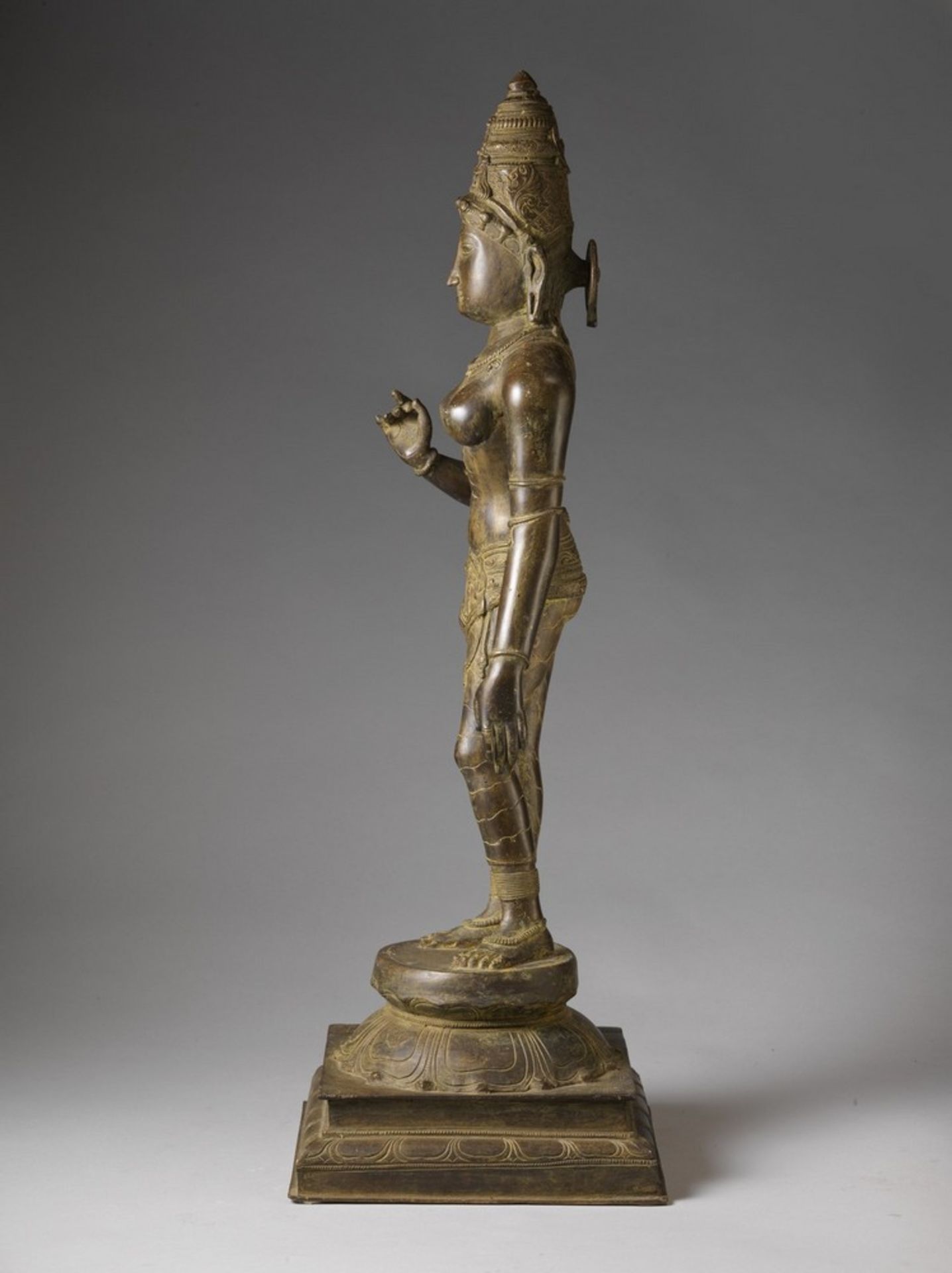 Arte Indiana A large Chola style bronze figure of Parvati Southern India, 20th century . - Image 3 of 4