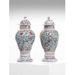 Arte Cinese A pair of porcelain wucai twisted vases China, Transitional period, 16th century .