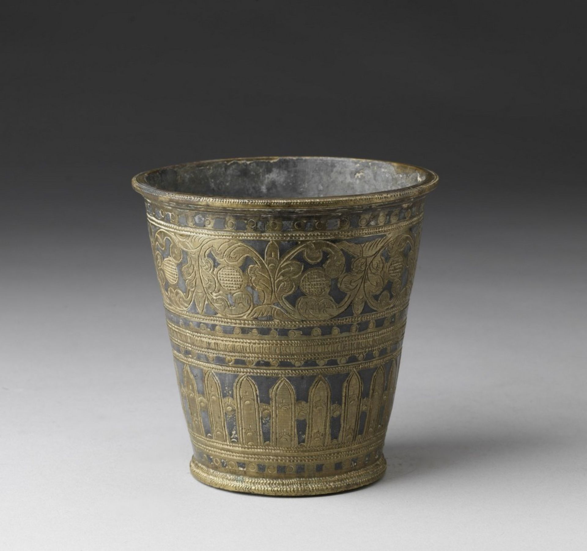 Arte Indiana A bronze nielloed cup decorated with floral engravings India, 18th century .