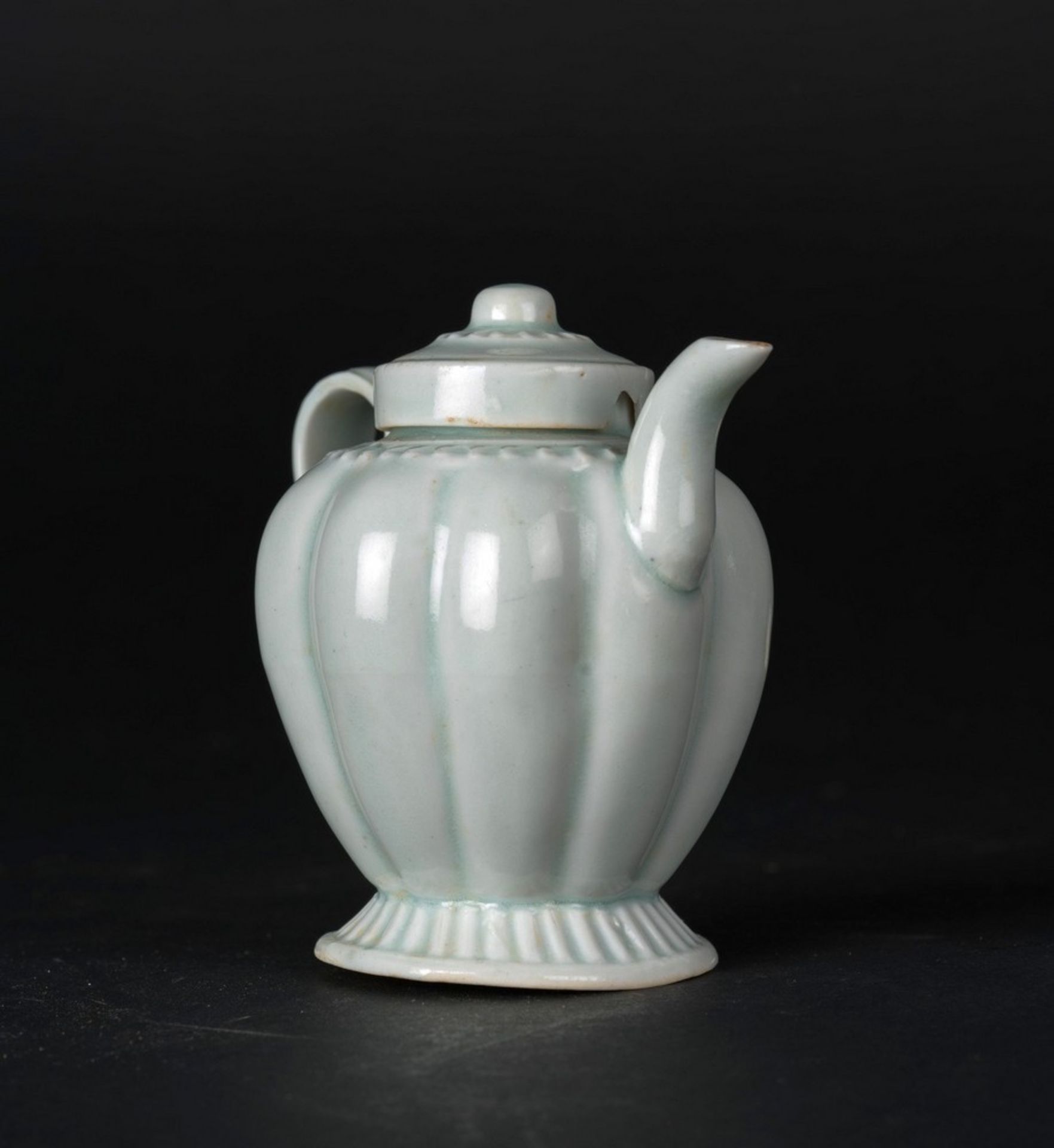 Arte Cinese A small proto porcelain Qingbai teapot and domed cover China, Song dynasty or later . - Image 2 of 3