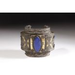 Arte Islamica A silver, brass and lapislazuli bangle 19th century .