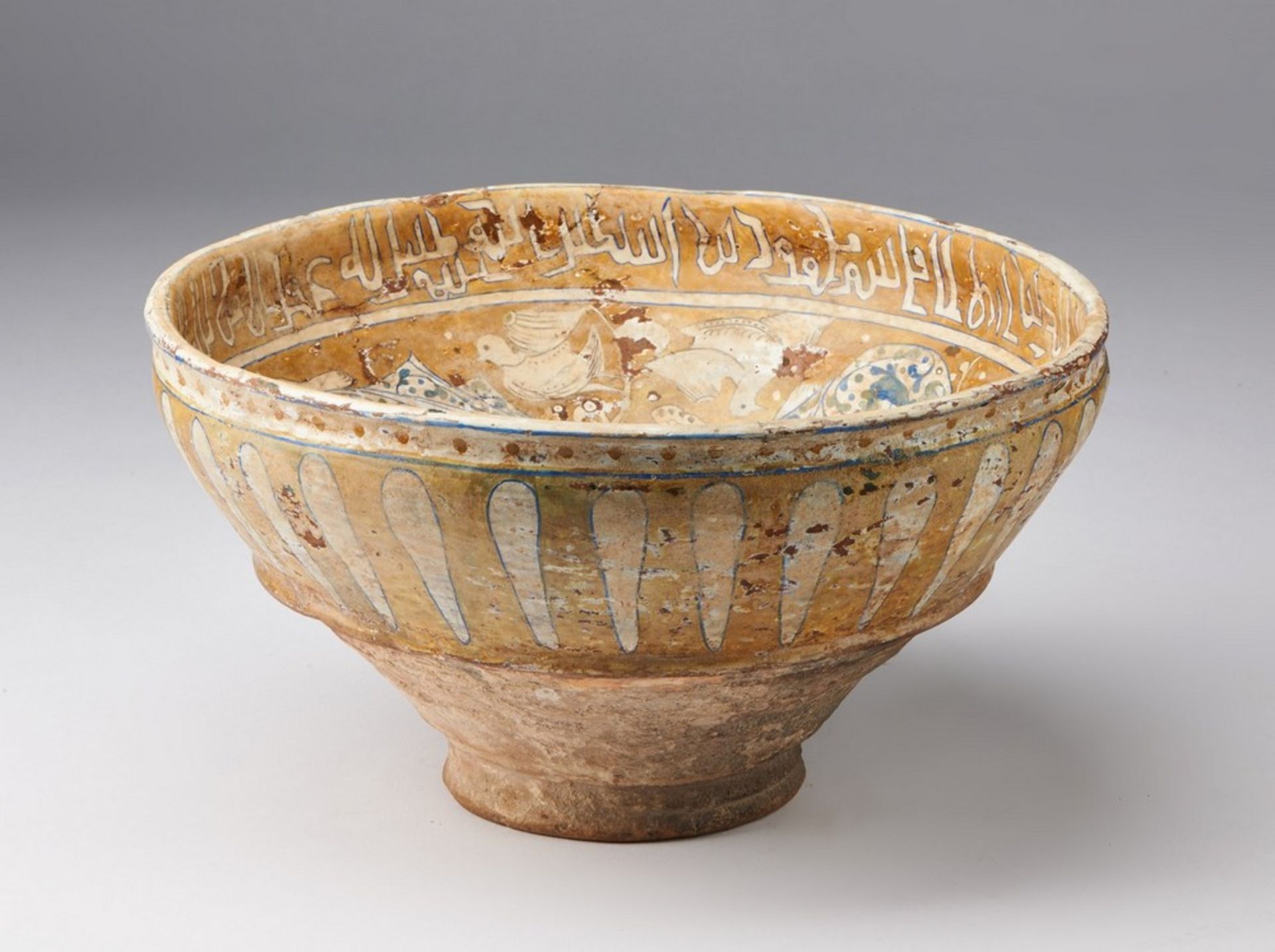 Arte Islamica A large Persian minai style pottery bowl - Bild 3 aus 5