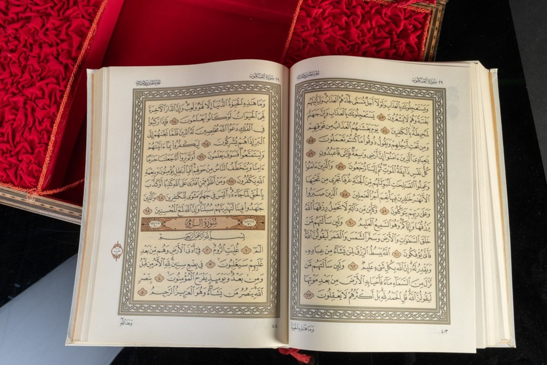 Arte Islamica  A large mother of pearl  inlaid Quran holder box with printed Quran insideNear East,  - Bild 7 aus 8