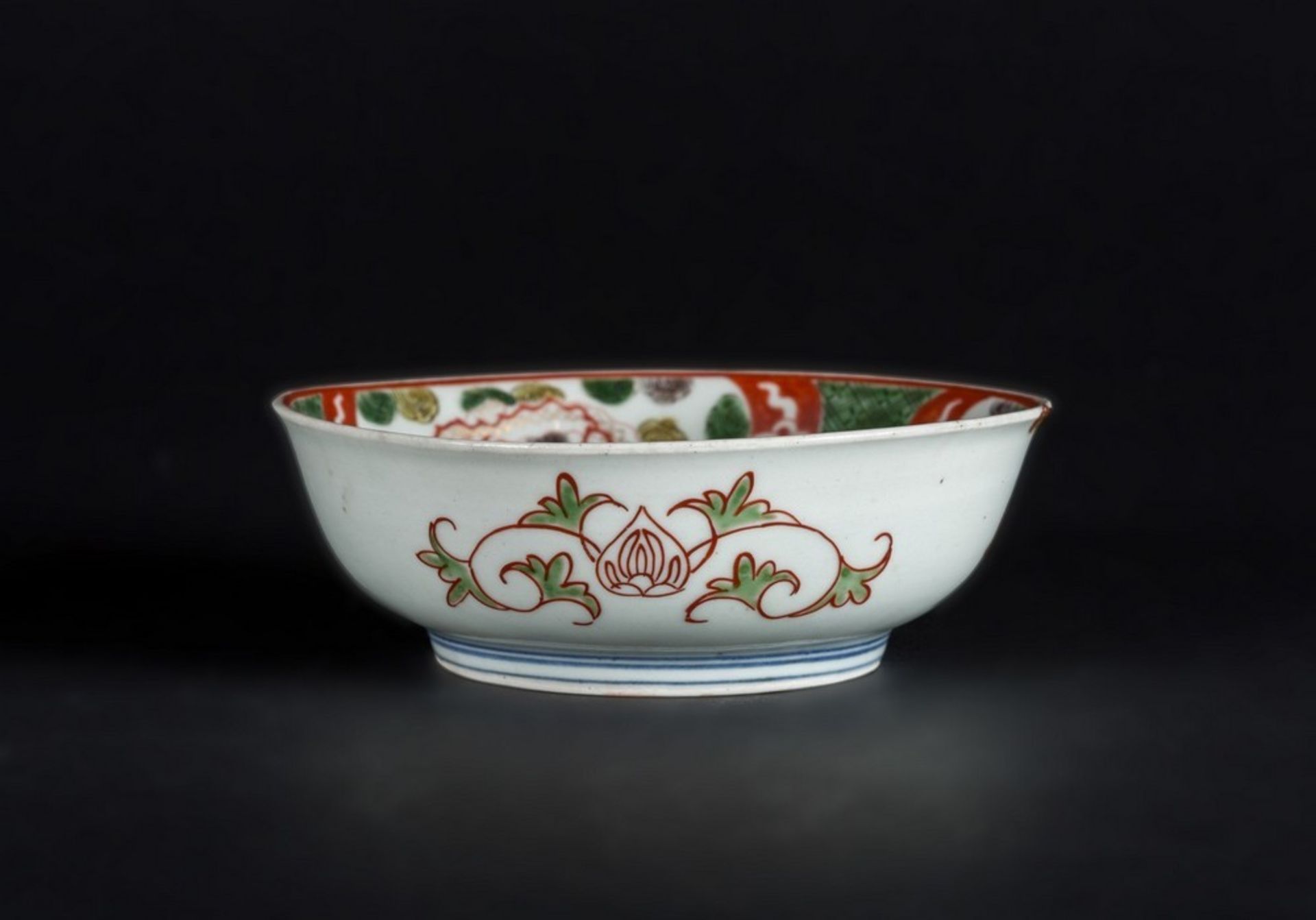 Arte Cinese A porcelain bowl enameled with dragons and vegetal motifs and bearing a mark within dou - Image 2 of 4