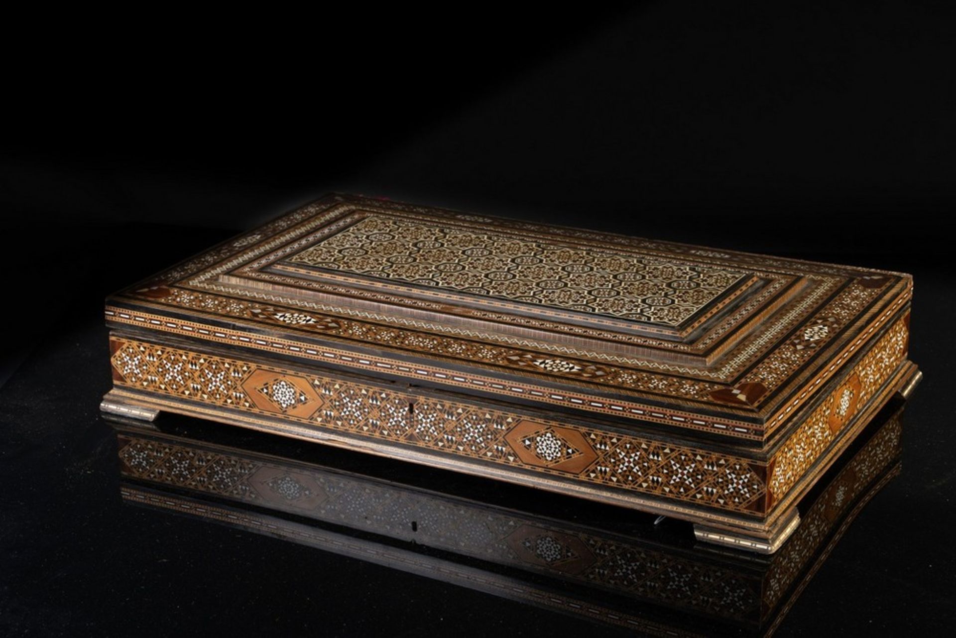 Arte Islamica  A large mother of pearl  inlaid Quran holder box with printed Quran insideNear East,  - Bild 3 aus 8