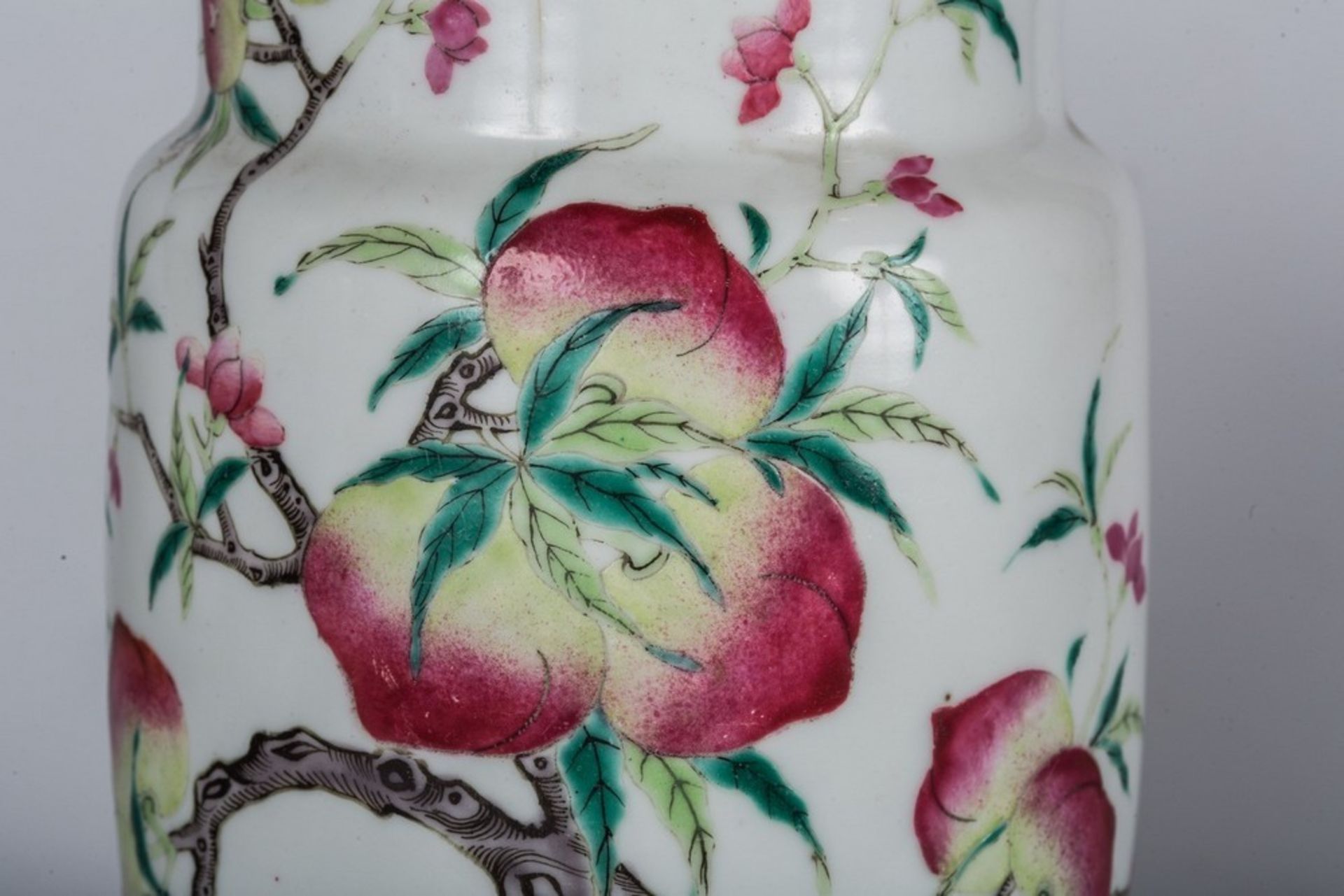 Arte Cinese A porcelain famille rose vase painted with peaches and a bat and bearing a mark at the - Image 4 of 4