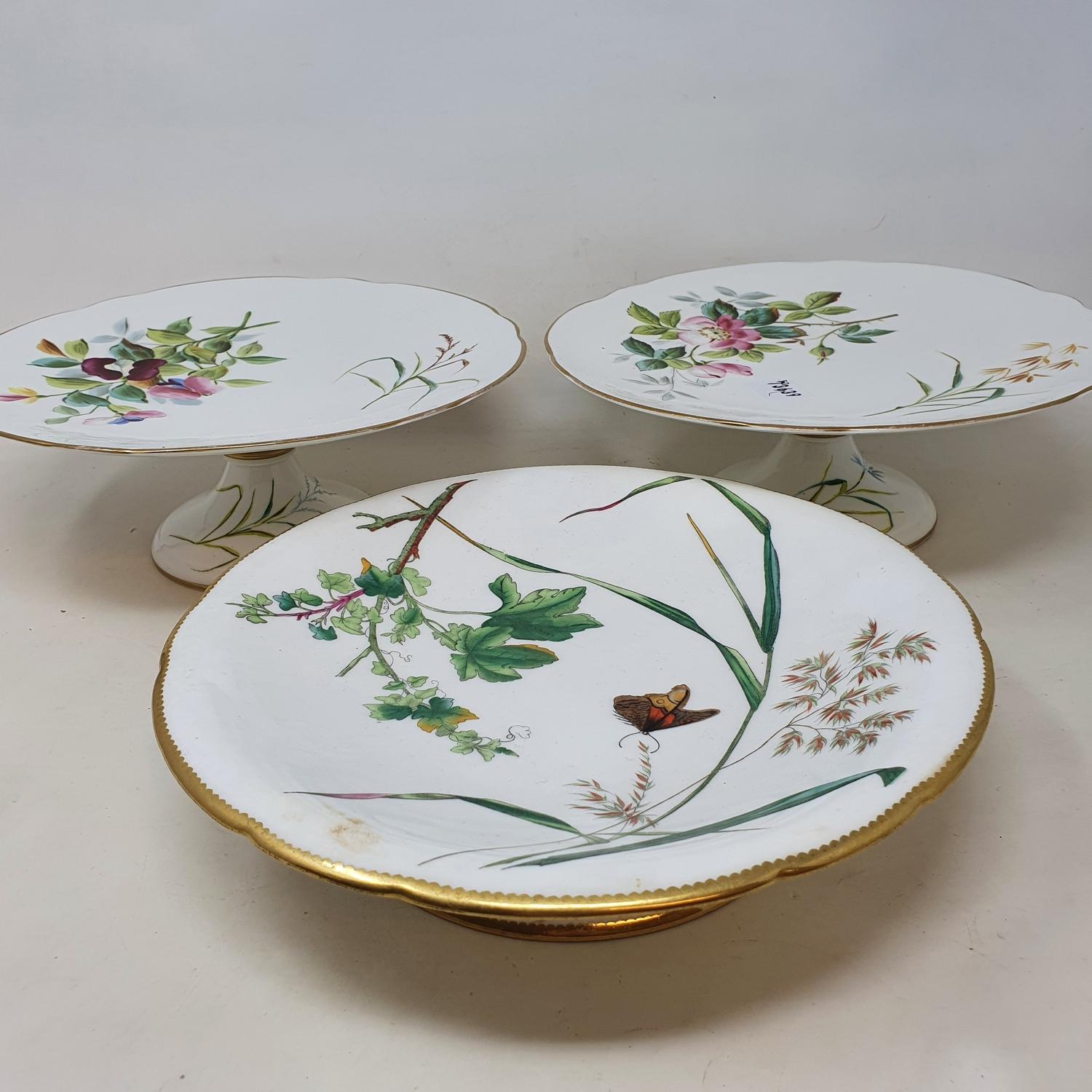 A 19th century dessert service, comprising four comports and twelve plates, decorated flowers, 23 cm - Image 3 of 4