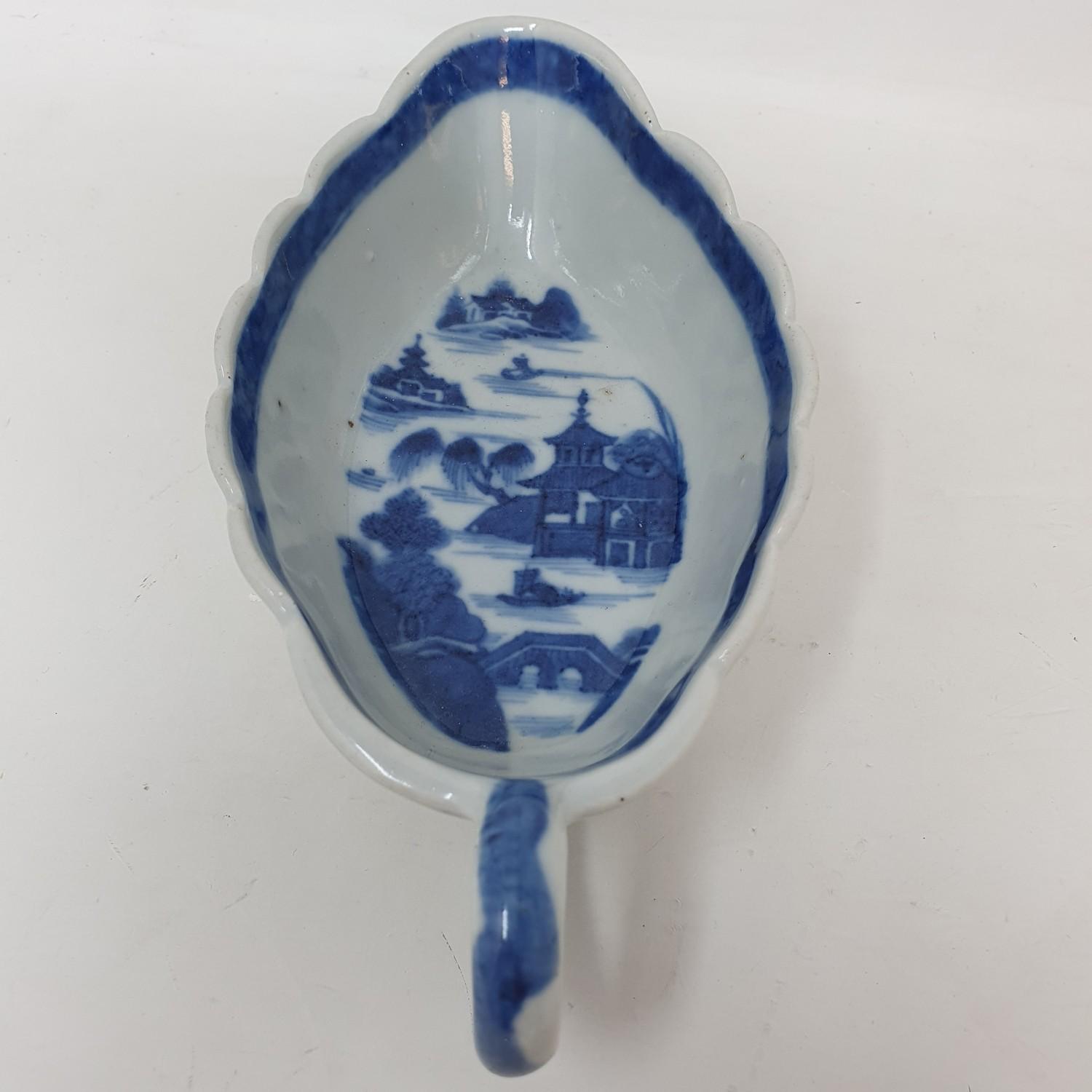 A Chinese blue and white sauceboat, 20 cm wide - Image 2 of 3