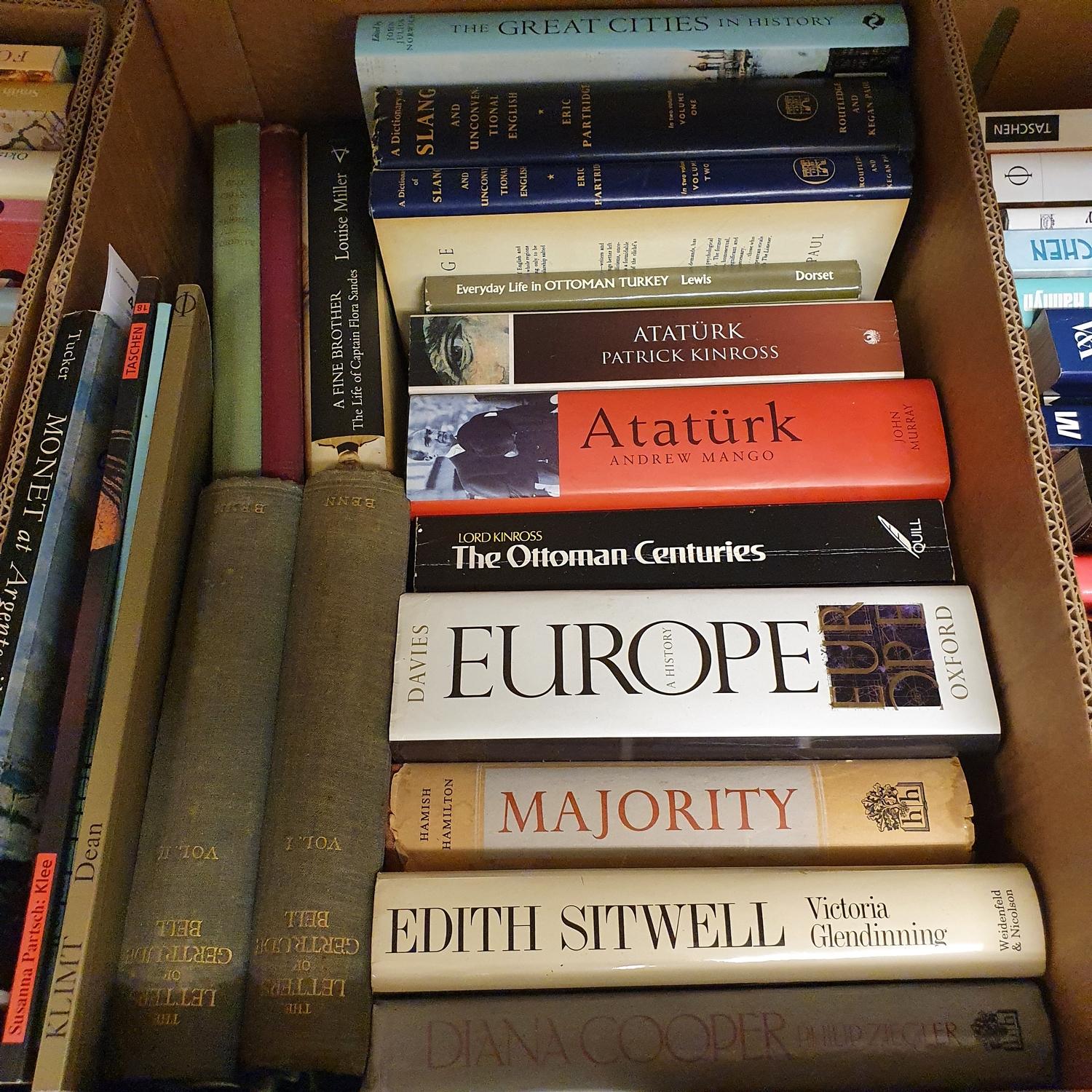 A large group of assorted volumes, including travel (5 boxes) - Image 4 of 5