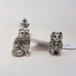 Two modern miniature silver coloured metal cat figures, 3 cm and 4 cm high (2)