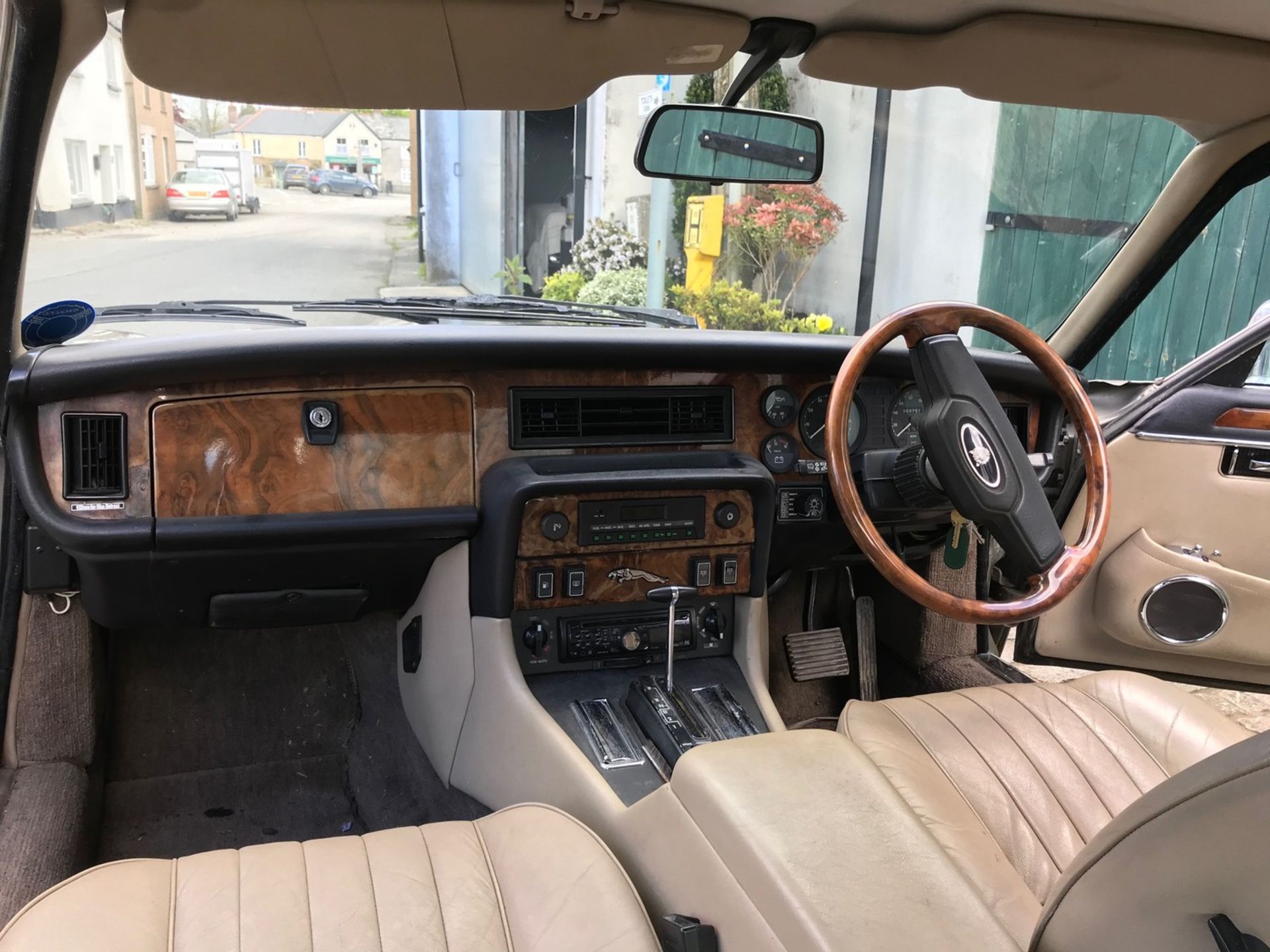 1987 Jaguar Sovereign V12 Series III Registration number D936 UGT Grey with a cream leather interior - Image 4 of 20