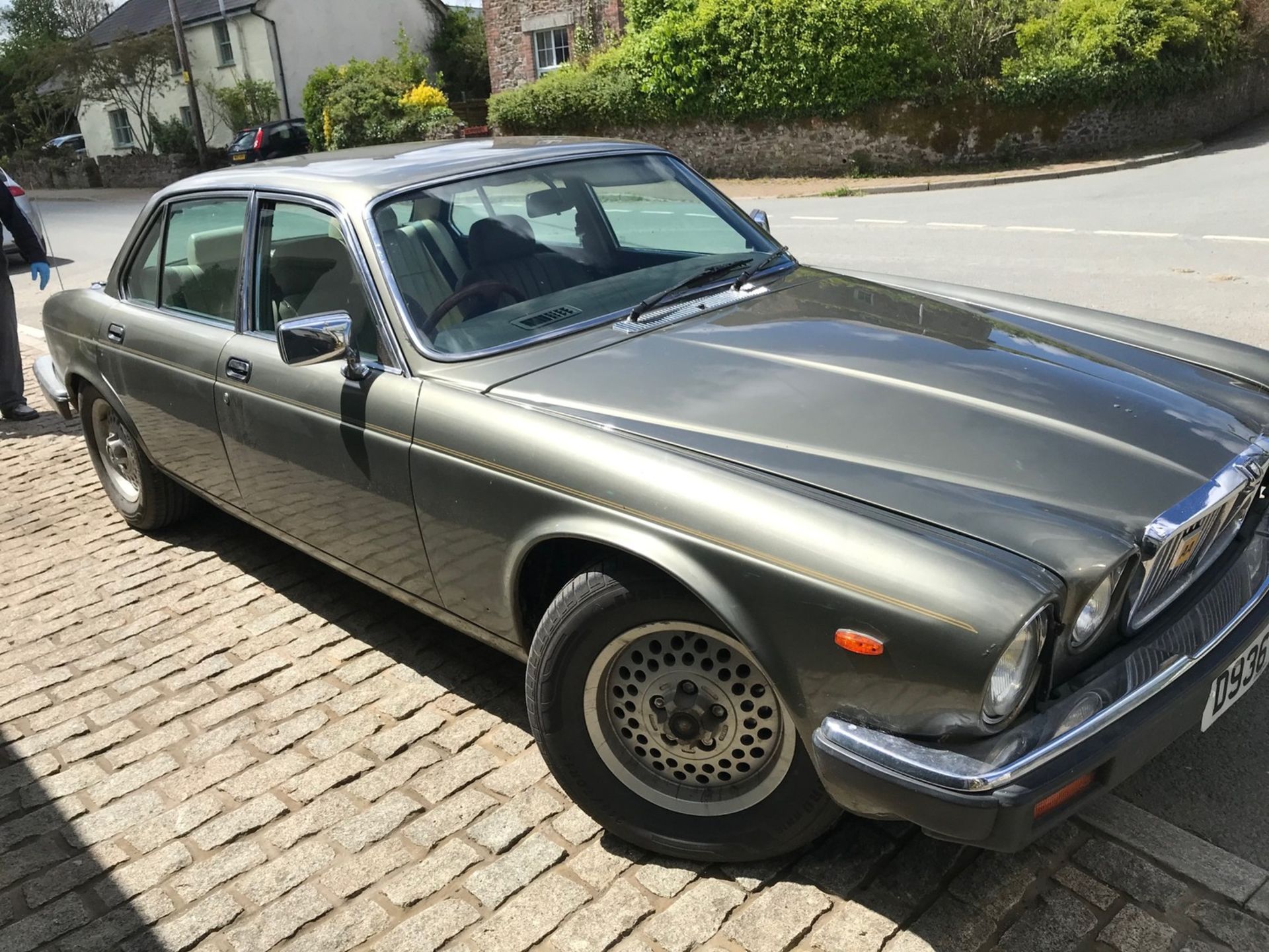 1987 Jaguar Sovereign V12 Series III Registration number D936 UGT Grey with a cream leather interior - Image 8 of 20