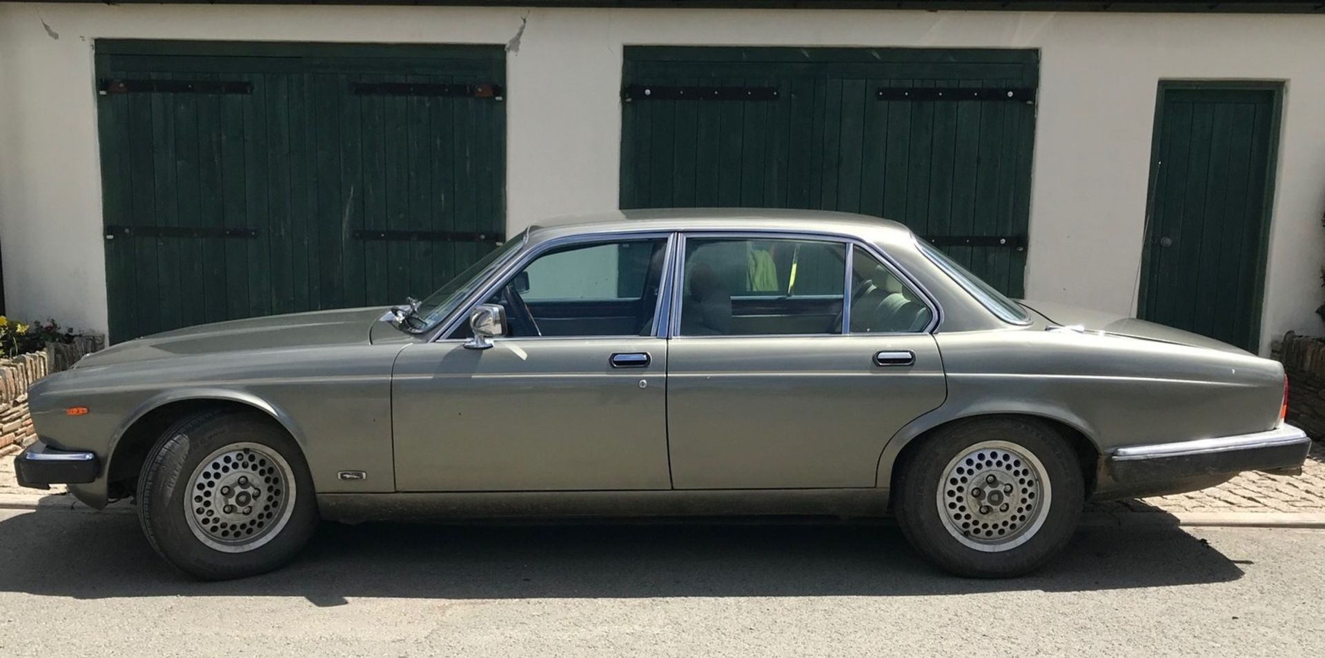 1987 Jaguar Sovereign V12 Series III Registration number D936 UGT Grey with a cream leather interior - Image 5 of 20