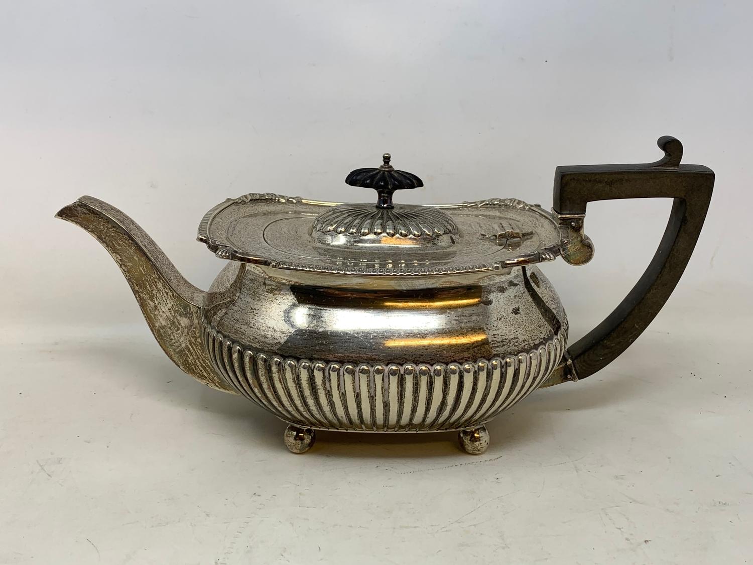 A silver teapot, with a reeded lower body, London 1906, 25.6 ozt (all in) 14 cm high