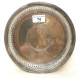 A silver dish, with a pierced border, Birmingham 1913, 10.5 ozt, 20.5 cm diameter