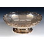 A silver pedestal bowl, with a pierced border, Birmingham 1946, 16.5 ozt, 23.5 cm diameter