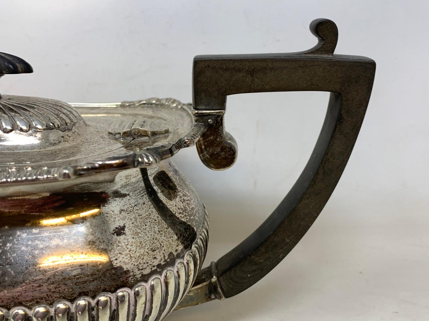 A silver teapot, with a reeded lower body, London 1906, 25.6 ozt (all in) 14 cm high - Image 3 of 10