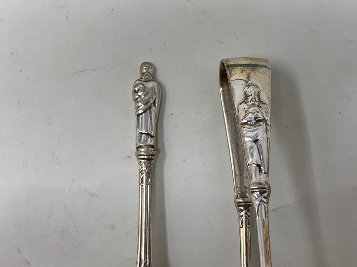 A set of twelve silver teaspoons, with matching sugar tongs, having apostle finials, Sheffield 1927, - Image 4 of 5