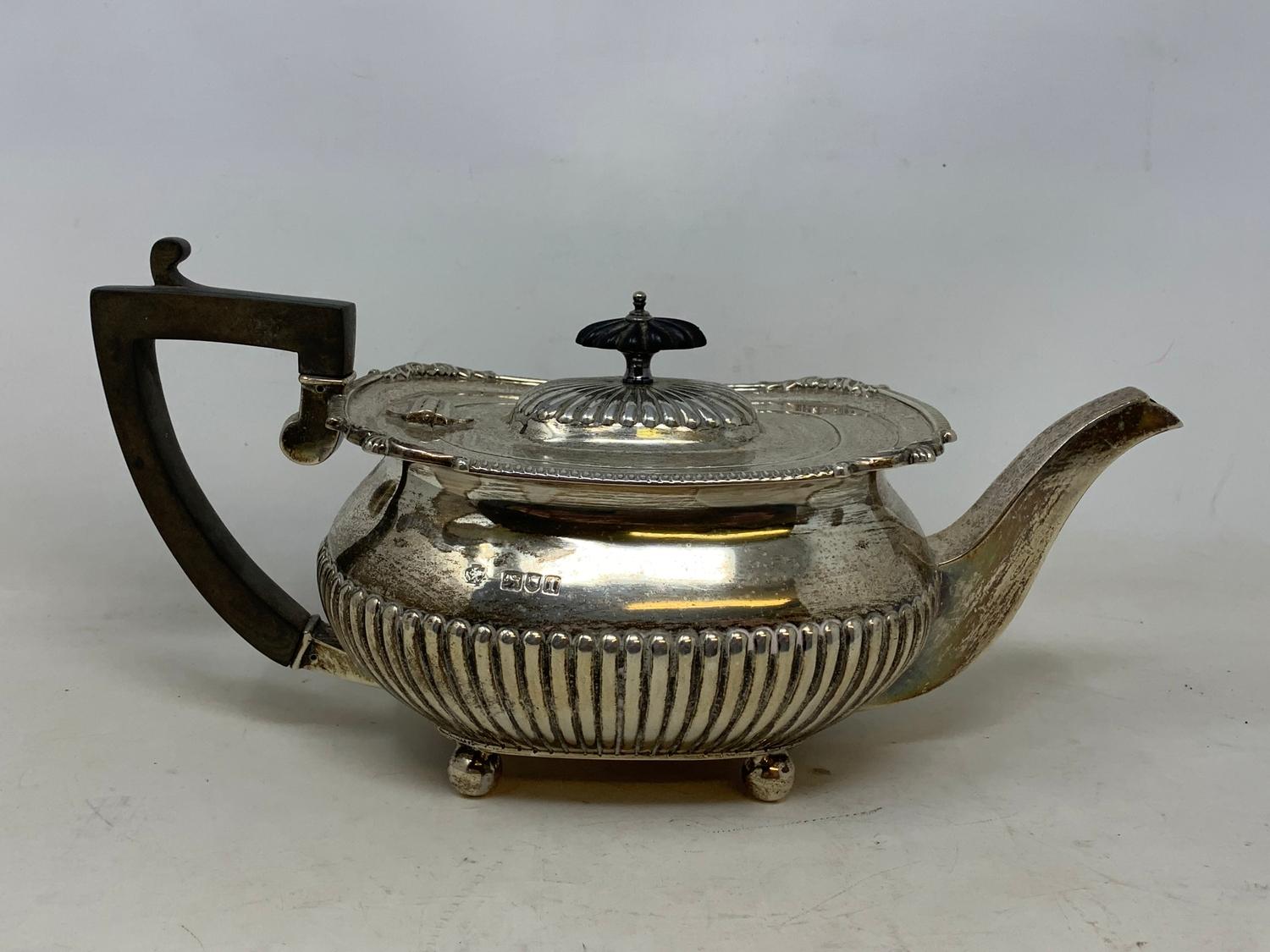 A silver teapot, with a reeded lower body, London 1906, 25.6 ozt (all in) 14 cm high - Image 4 of 10