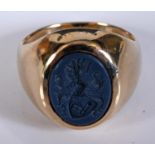 A gentleman's yellow coloured metal signet ring, with an armorial, approx. 13.7 g (all in) Ring Size