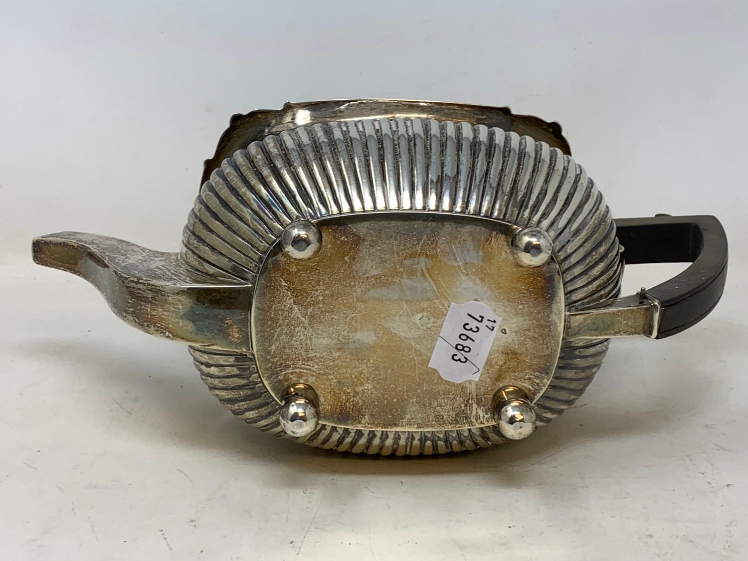 A silver teapot, with a reeded lower body, London 1906, 25.6 ozt (all in) 14 cm high - Image 10 of 10