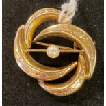 A 14ct gold and pearl brooch Report by JS Gross weight 5 g