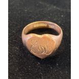 A gent's 9ct gold heart shaped signet ring, initialled, 6.4 g