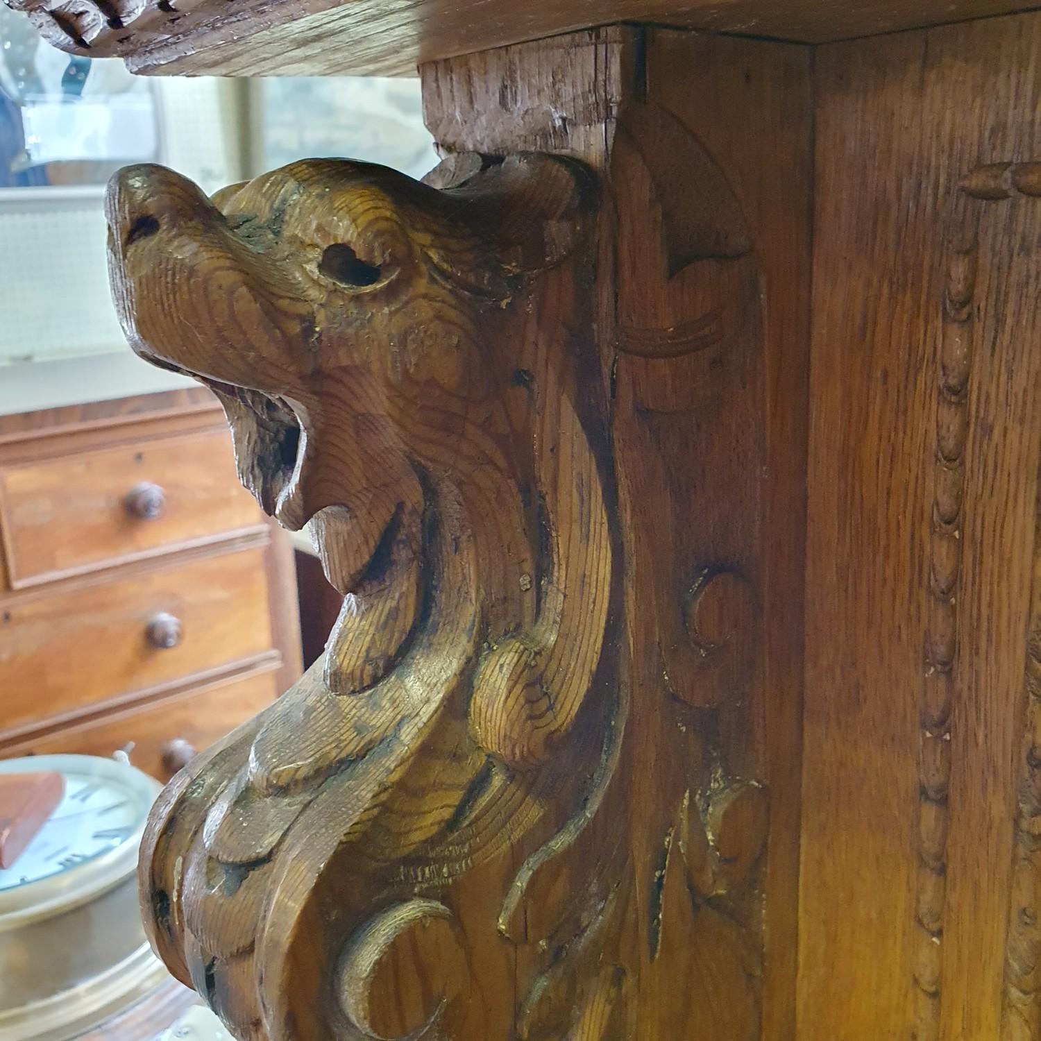 A late 19th century Anglo-Flemish oak cabinet, the raised back above a panel door, carved all over - Bild 4 aus 6