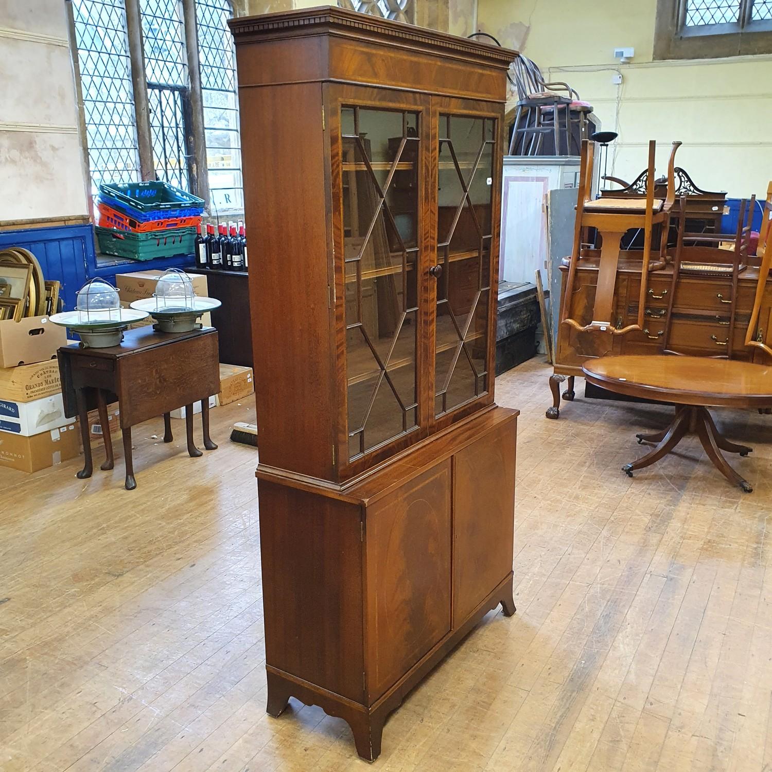 A reproduction mahogany bookcase cabinet, 92 cm wide - Image 2 of 5