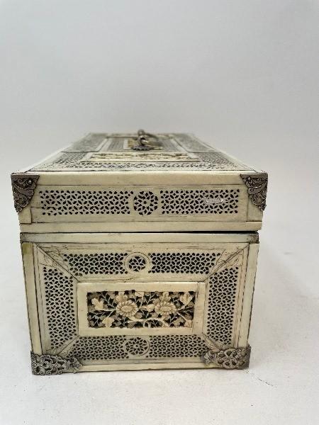 A late 19th century Chinese ivory mounted tea caddy, carved and pierced flowers and foliage, with - Bild 4 aus 10