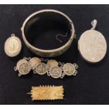 Assorted silver and other costume jewellery