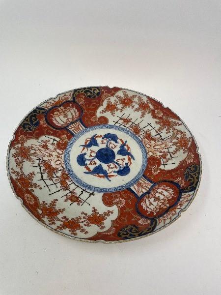 A pair of Japanese Imari chargers, 30.5 cm diameter, and six others similar (8) - Image 10 of 17