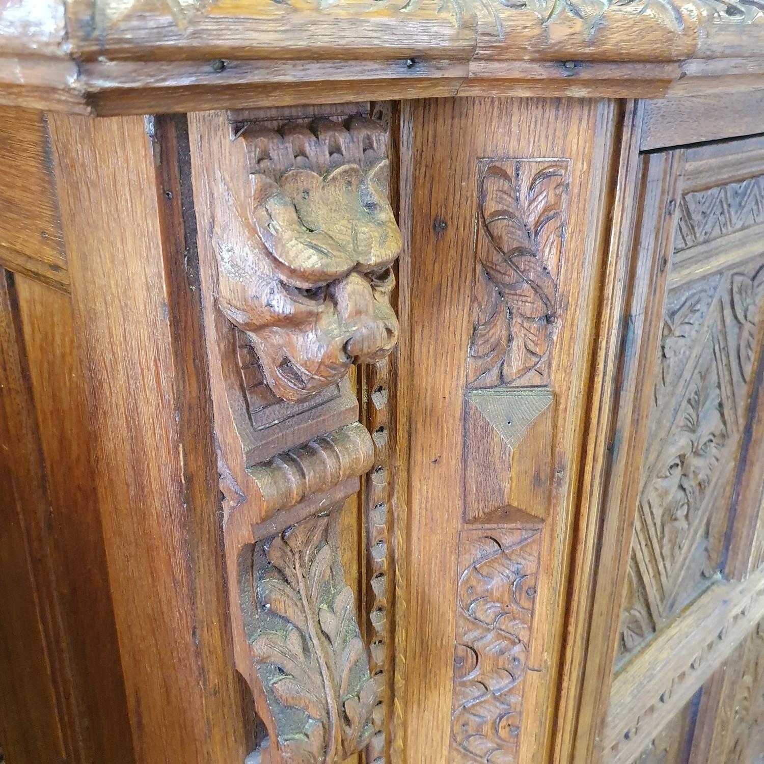 A late 19th century Anglo-Flemish oak cabinet, the raised back above a panel door, carved all over - Bild 3 aus 6