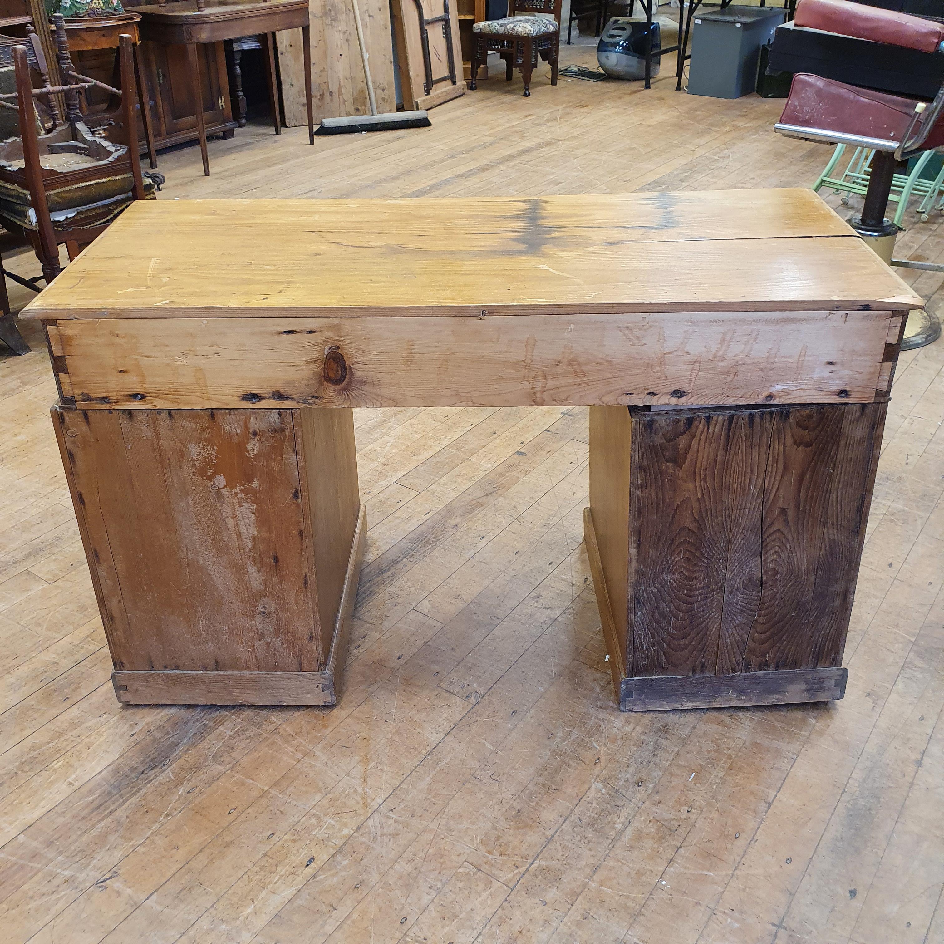 A pine pedestal desk, of nine drawers, 123 cm wide - Image 4 of 4