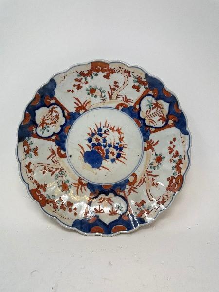 A pair of Japanese Imari chargers, 30.5 cm diameter, and six others similar (8) - Image 6 of 17