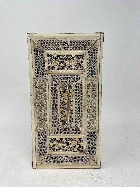 A late 19th century Chinese ivory mounted tea caddy, carved and pierced flowers and foliage, with - Bild 5 aus 10