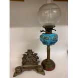 A table oil lamp, with a blue glass reservoir, and a plated letter rack/desk stand, 30 cm wide (2)
