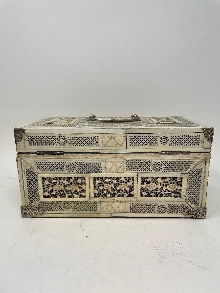 A late 19th century Chinese ivory mounted tea caddy, carved and pierced flowers and foliage, with - Bild 3 aus 10