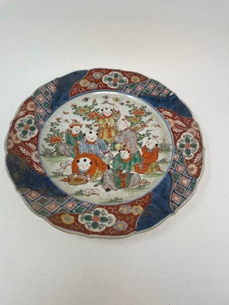 A pair of Japanese Imari chargers, 30.5 cm diameter, and six others similar (8) - Image 14 of 17