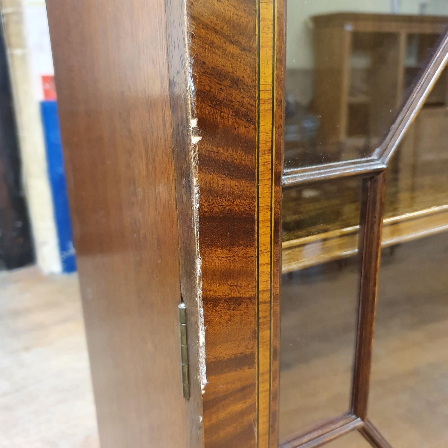 A reproduction mahogany bookcase cabinet, 92 cm wide - Image 3 of 5