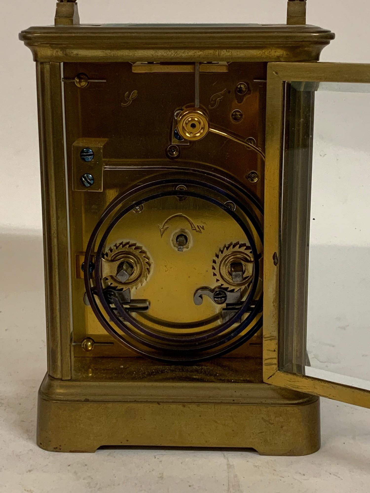 A carriage clock, the 6.5 cm wide enamel dial with Roman numerals, fitted an eight day movement - Bild 4 aus 6