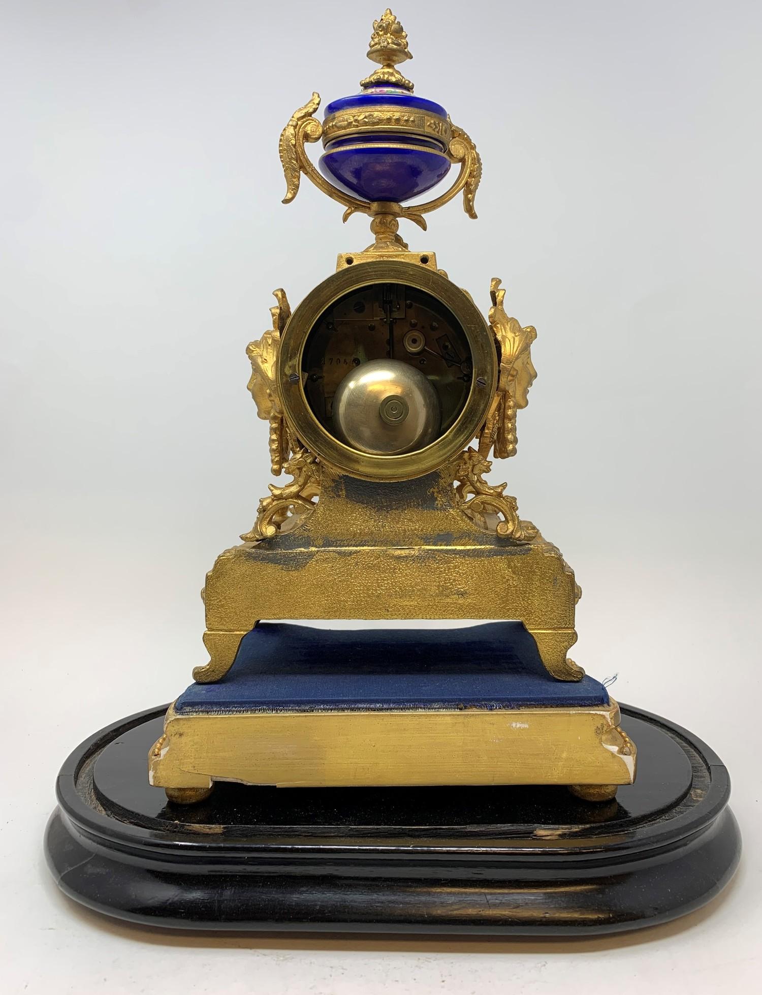 An early 20th century French mantle clock, with an 8 cm porcelain dial, decorated flowers, in a gilt - Bild 3 aus 4