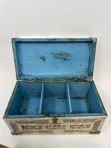 A late 19th century Chinese ivory mounted tea caddy, carved and pierced flowers and foliage, with - Bild 10 aus 10