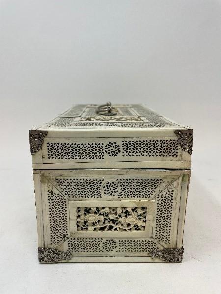 A late 19th century Chinese ivory mounted tea caddy, carved and pierced flowers and foliage, with - Bild 2 aus 10