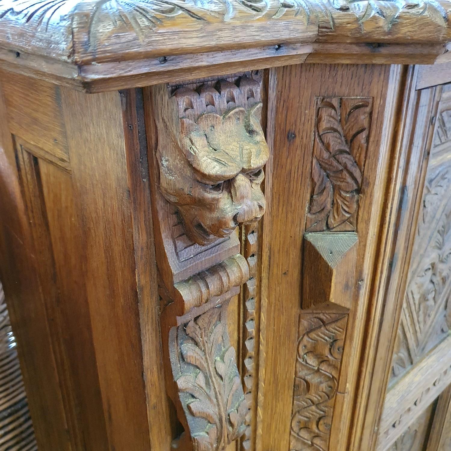 A late 19th century Anglo-Flemish oak cabinet, the raised back above a panel door, carved all over - Bild 6 aus 6