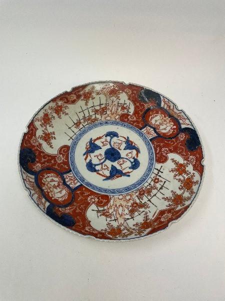 A pair of Japanese Imari chargers, 30.5 cm diameter, and six others similar (8) - Image 8 of 17