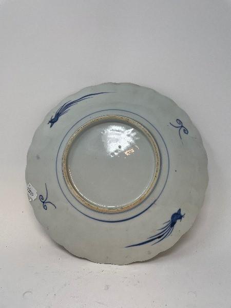 A pair of Japanese Imari chargers, 30.5 cm diameter, and six others similar (8) - Image 7 of 17