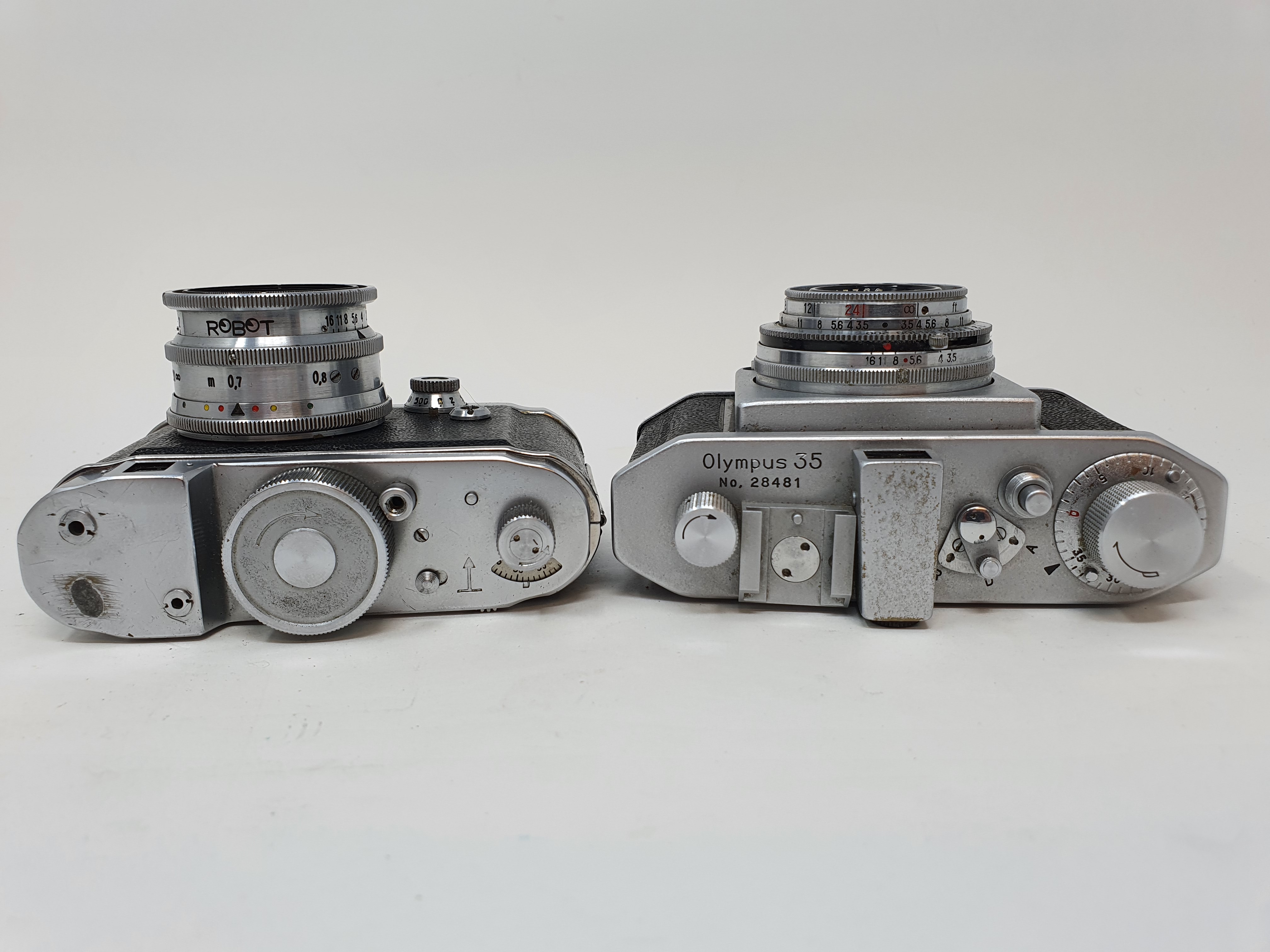 An Olympus 35 camera, serial number 28481, with outer leather case, and a Robot camera, with outer - Image 3 of 5